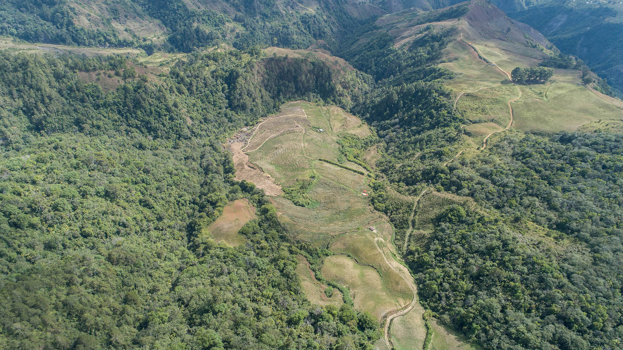 Vista aérea que permite ver parte de las zonas labradas dentro del Parque Nacional Valle Nuevo.