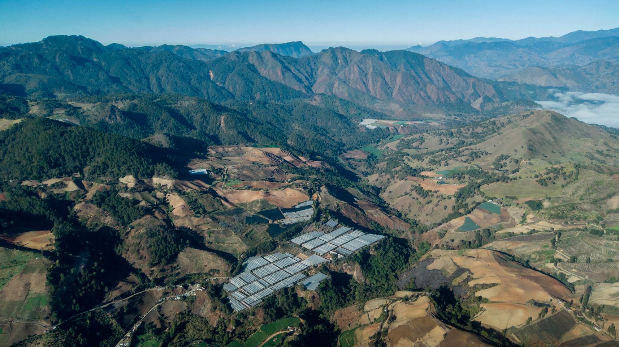 Abajo se puede ver la comunidad de El Convento, fuera de los límites del Parque Nacional Valle Nuevo.