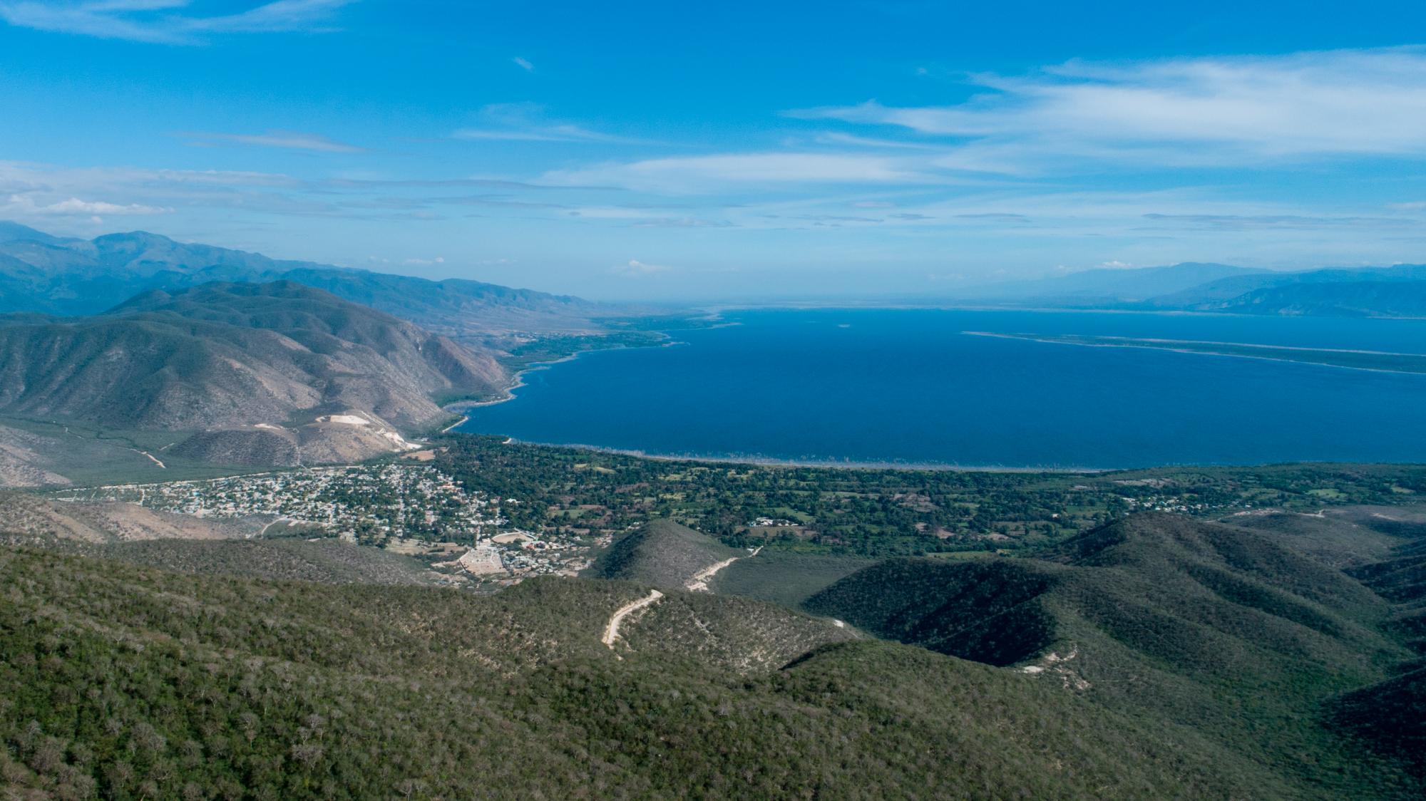 Del lado norte por la pendiente pronunciada, el lago no se ha retirado como en el lado sur.