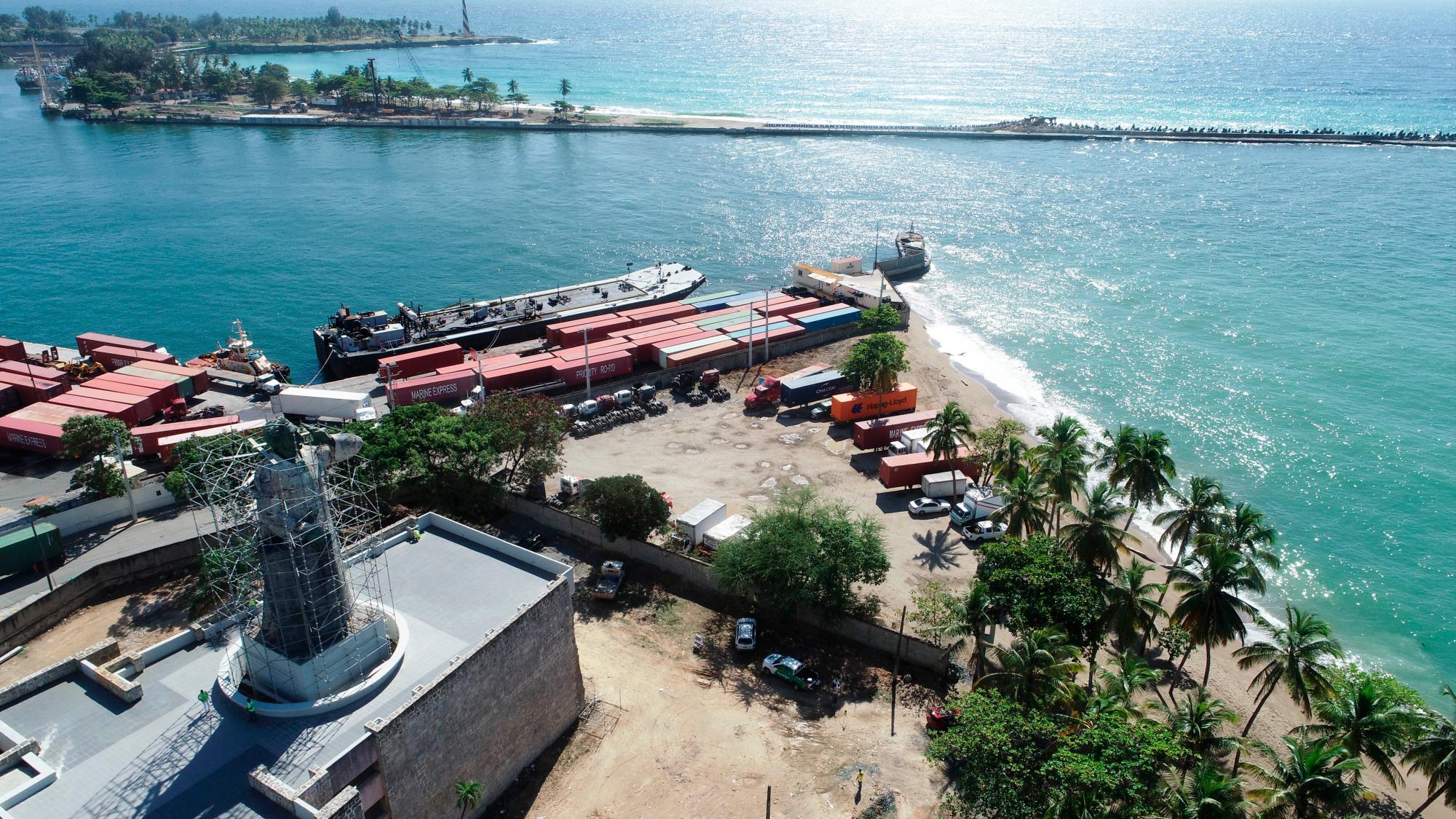 La restauración del Monumento a Fray Antón de Montesinos incluye la recuperación del entorno. La playa está ocupada por el momento por camiones, pero  es parte del conjunto.