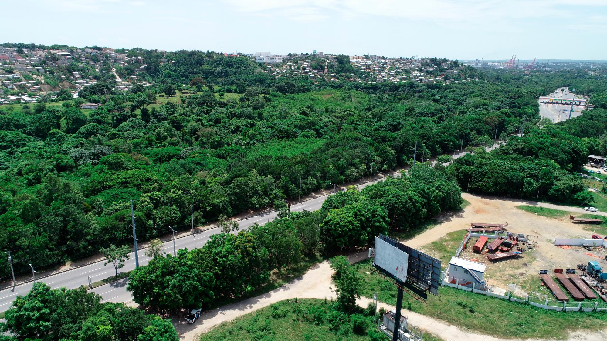 Otro ángulo del área desde el otro lado de la autopista 6 de Noviembre.