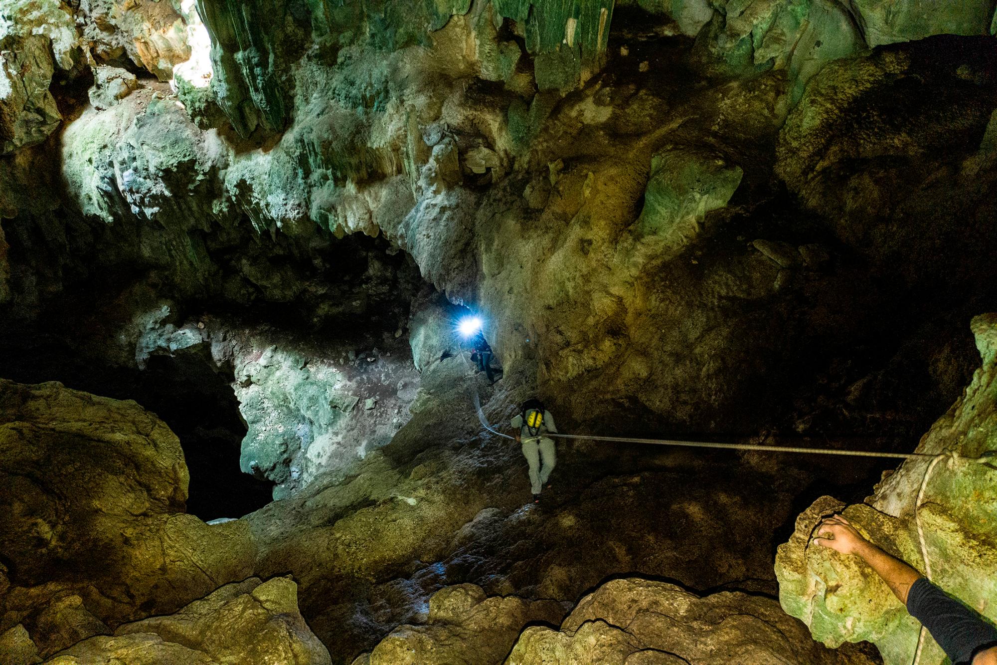 Marvin del Cid durante el descenso al objetivo en la Cueva del El Puente.