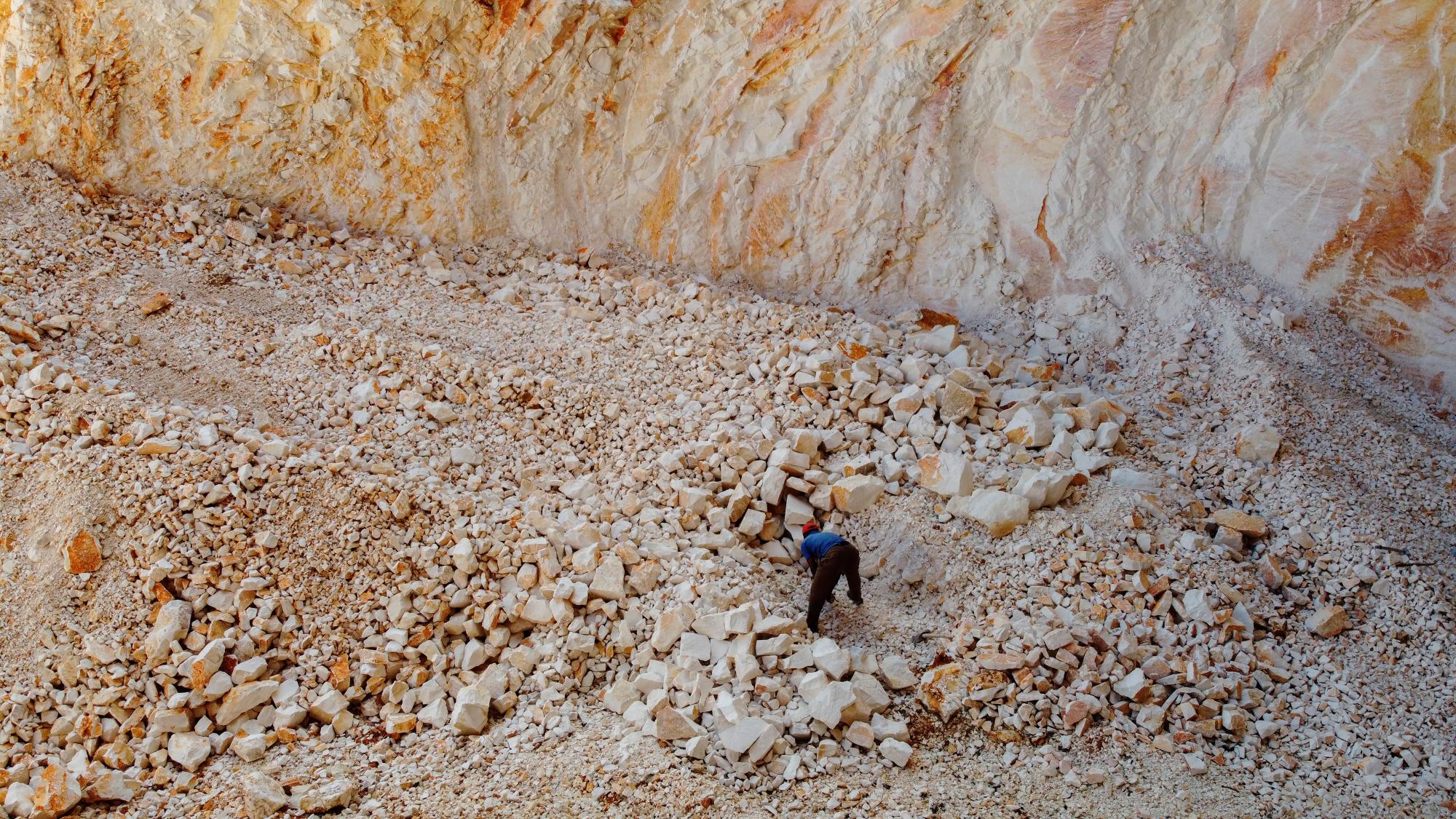 Un trabajador en el lugar de separación de los tipos de piedra