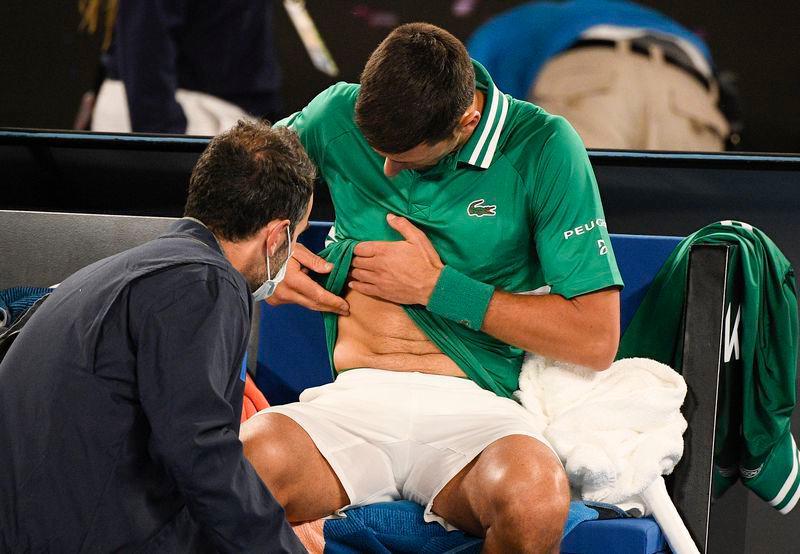 Djokovic se lesiona en Australia, queda en dudas