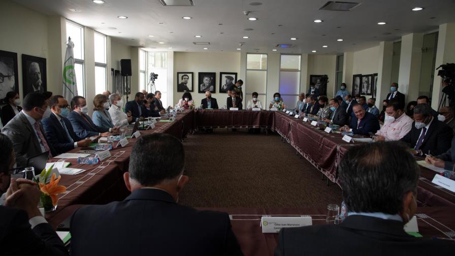 Abinader busca consensuar la reforma fiscal con actores del diálogo nacional Abinader busca consensuar la reforma fiscal con actores del diálogo nacional