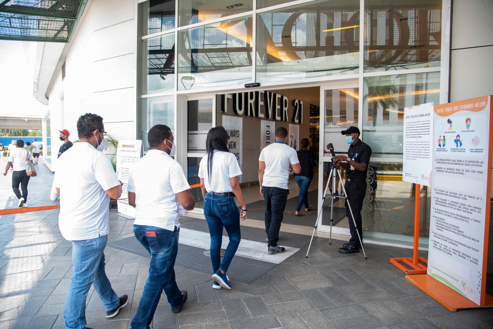 Pese la verificación de tarjeta de vacunación Cocvid, la entrada fue fluida a las plazas.