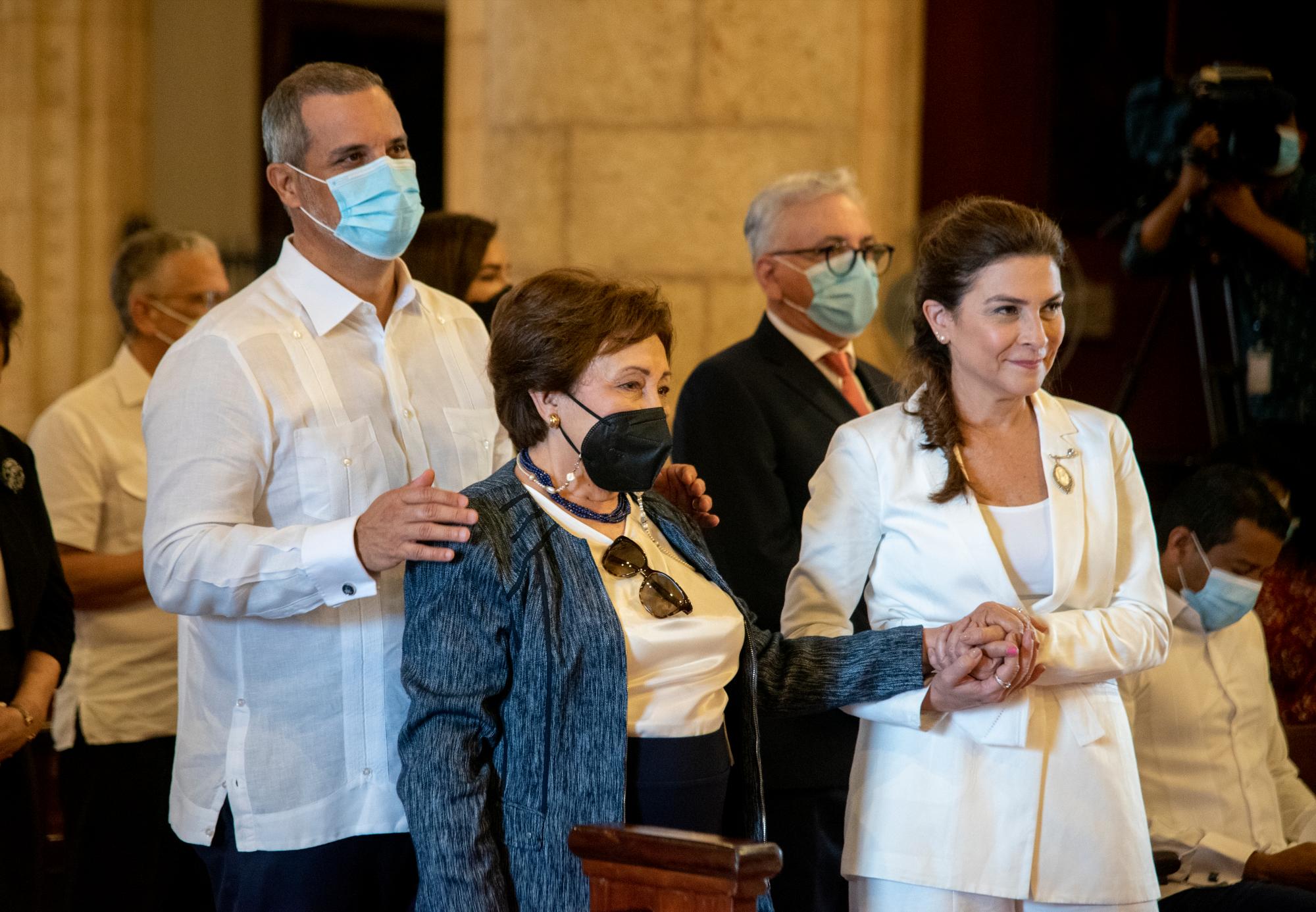 Carolina Mejía, su madre y esposo.