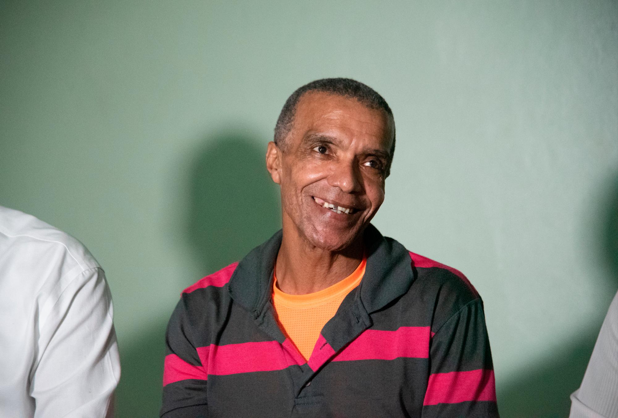 Luis Peña Valdez sonríe mientras cuenta cómo fue su vida en La Victoria.