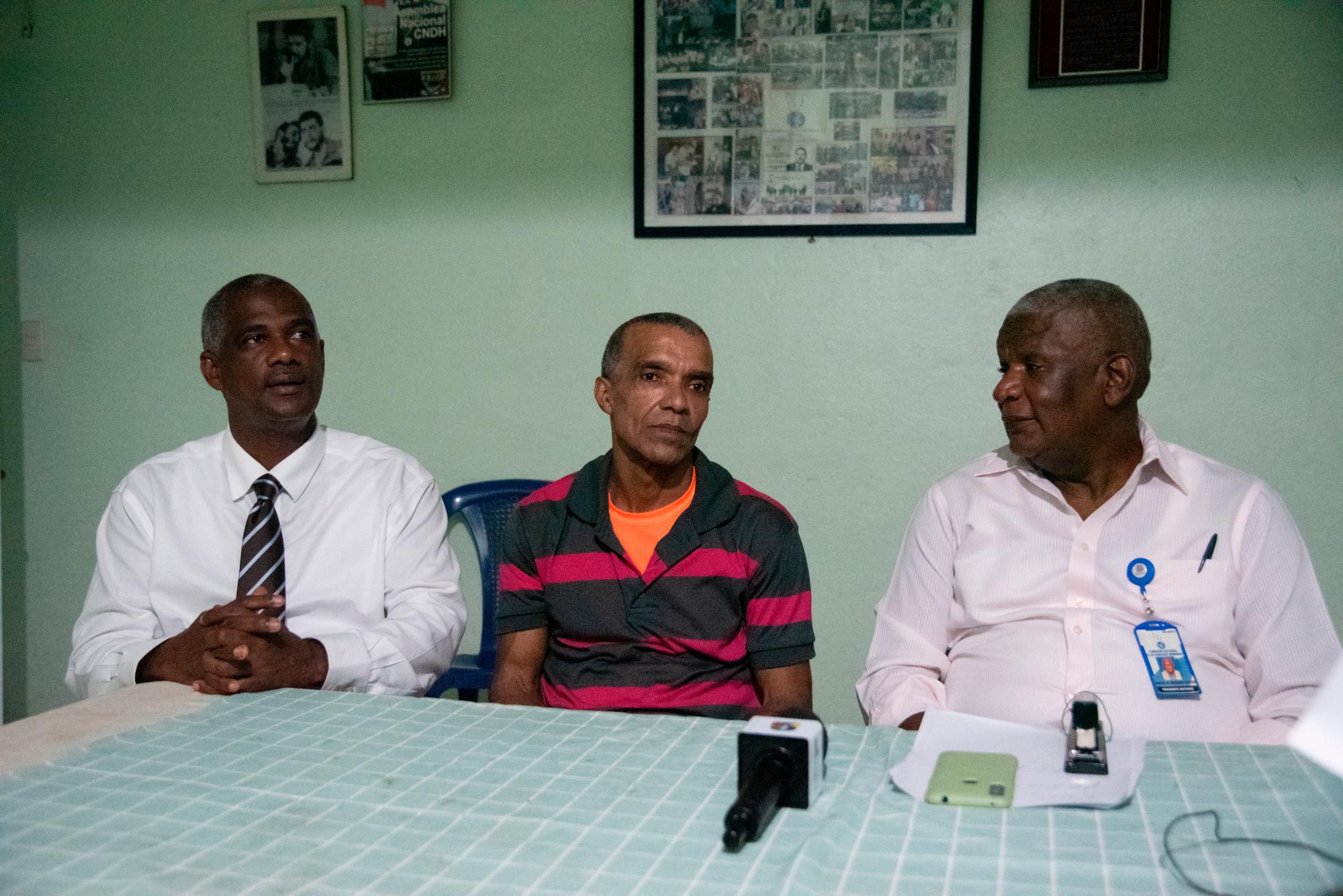 Abogado de la CNDH, Ricardo Mojica (i), Luis Peña Valdez (c) y el presidente de la CNDH, Manuel María Mercedes.