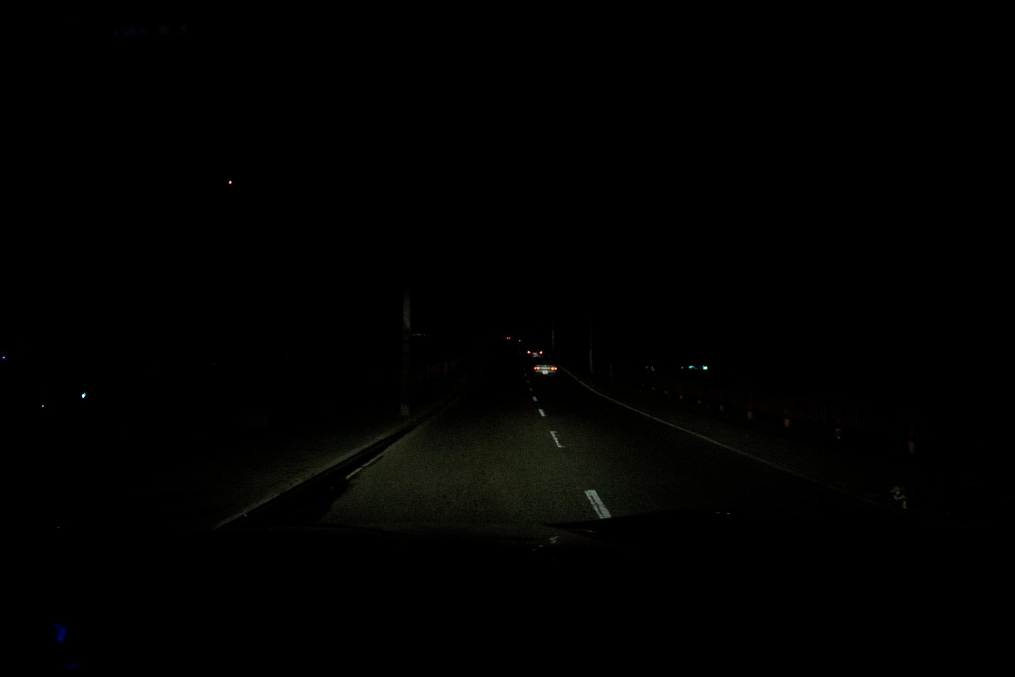 Vehículos transitan sin iluminación por el puente de la Bicicleta.