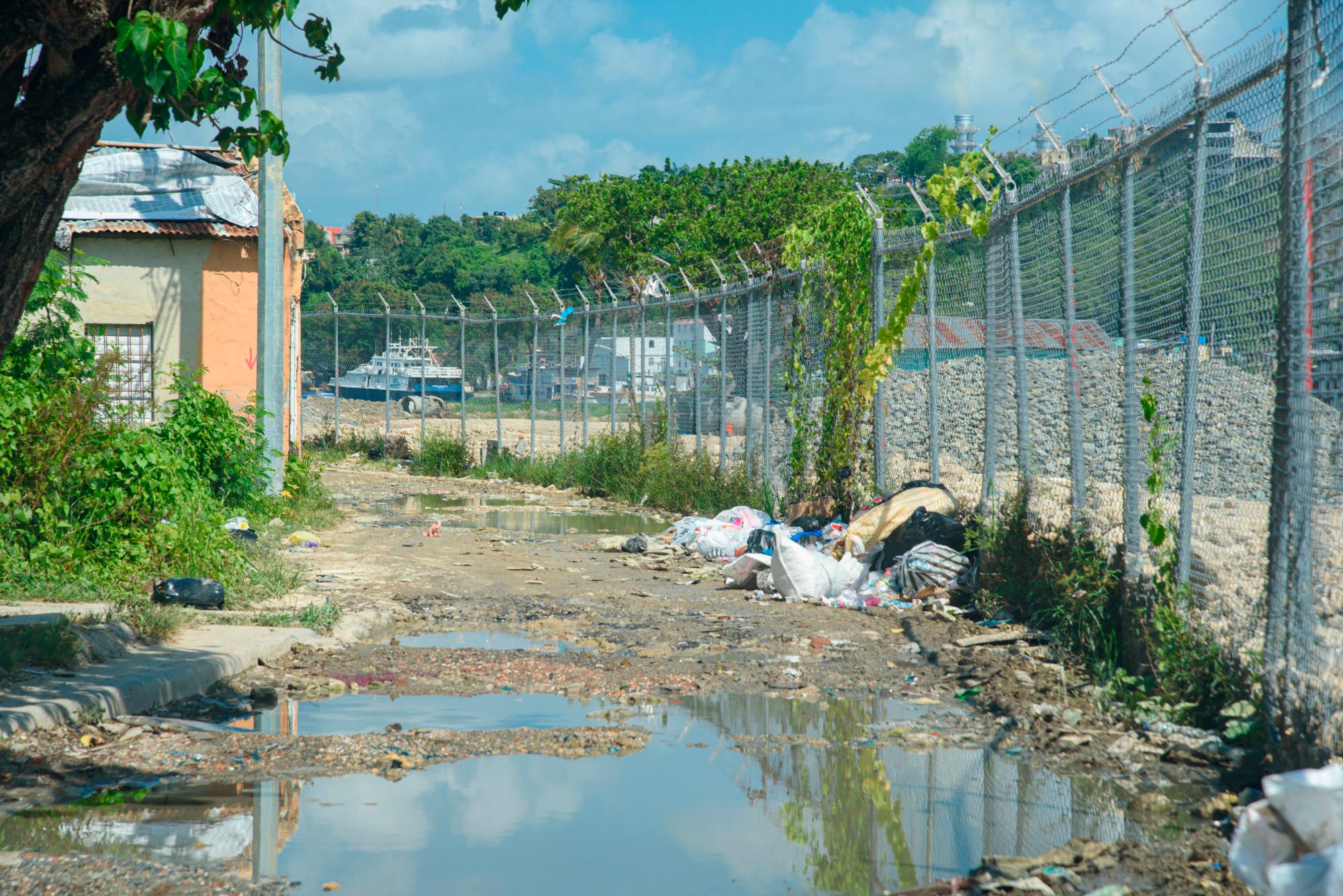 Así se ven los alrededores de la maya de protección de la obra. 