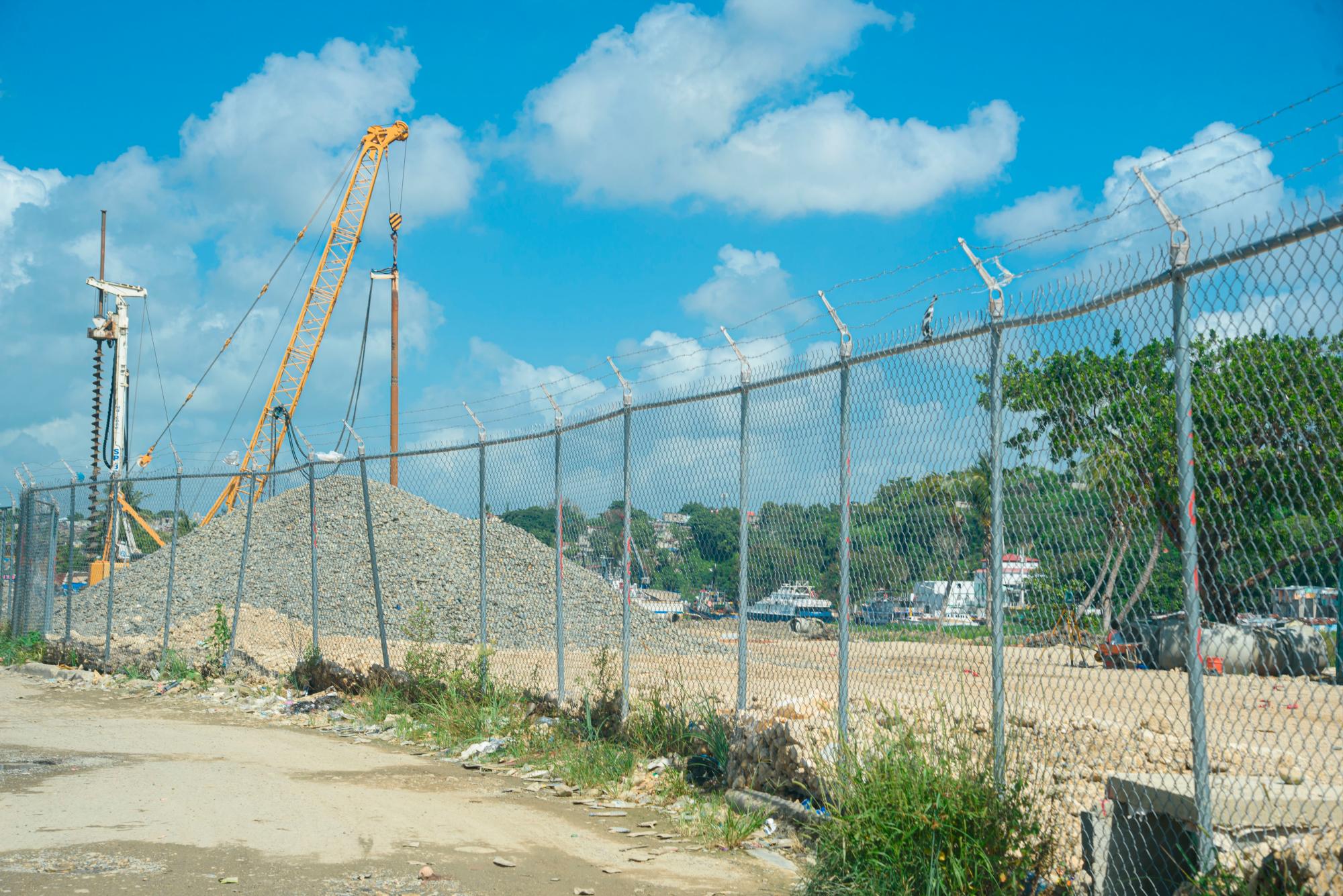 Las maquinarias se encuentran estacionadas en el área de continuación de la vía. 