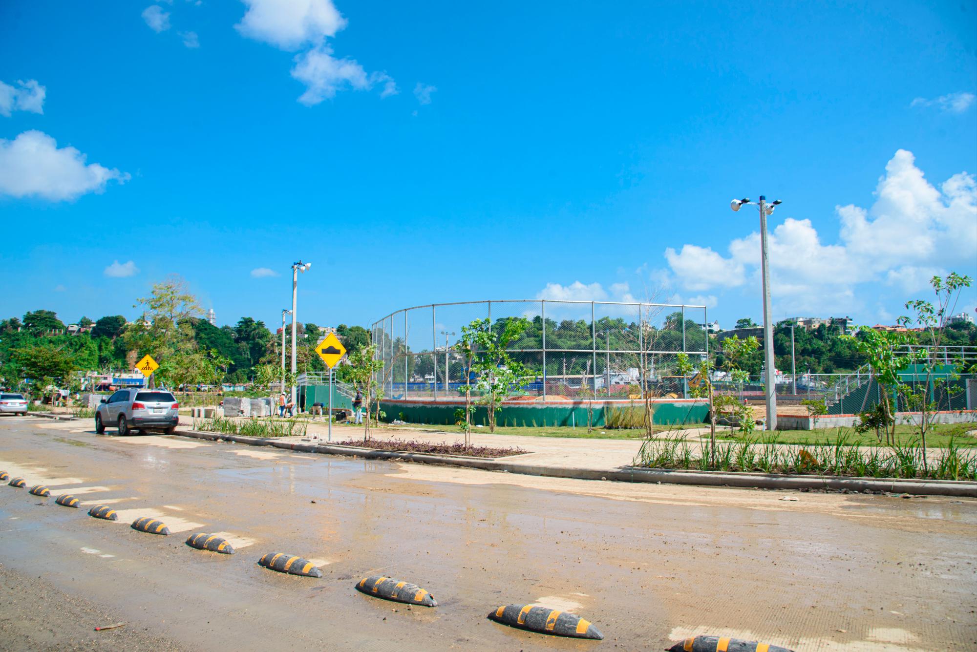 Vista de la terminación de la construcción de un play de béisbol.