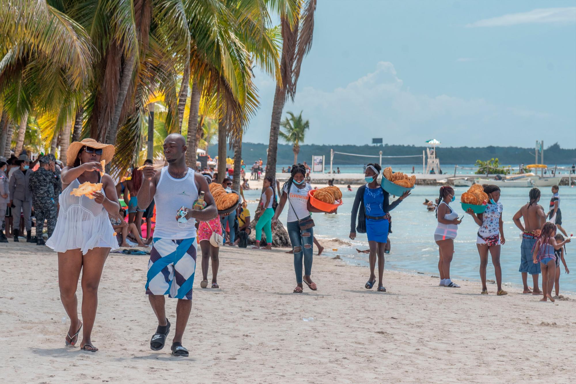 La playa de Boca Chica estuvo repleta de visitantes el pasado sábado, pero el domingo disminuyó considerablemente, lo que es atribuido a las medidas de seguridad desplegado por los organismos de socorro, la Policía y otras instituciones.  (Pedro Bazil)