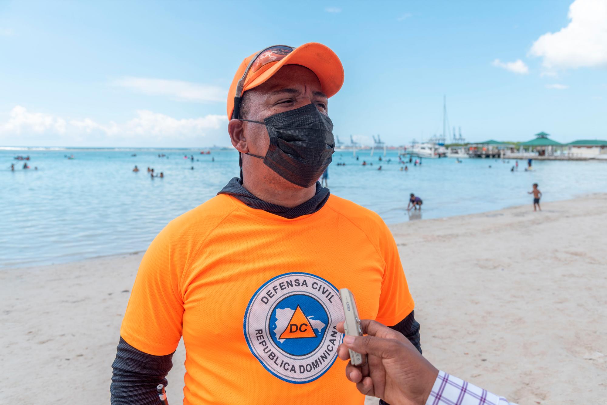 Kelvinson Antonio Cáceres, encargado de la Defensa Civil en Boca Chica.