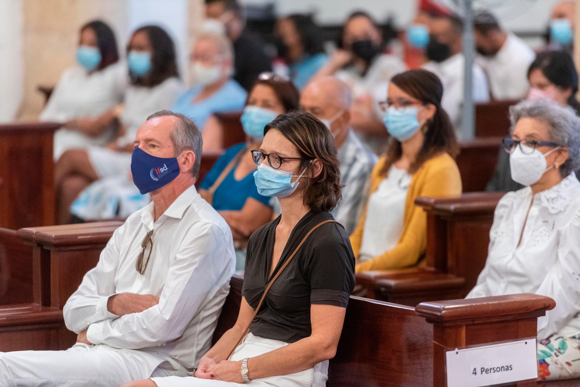 La catedral estuvo llena de feligreses, pro siempre guardando la debida distancia.