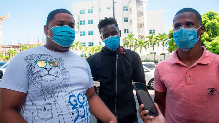 Jóvenes denuncian agentes de la Policía retienen motocicletas pese a que tienen documentos al día 