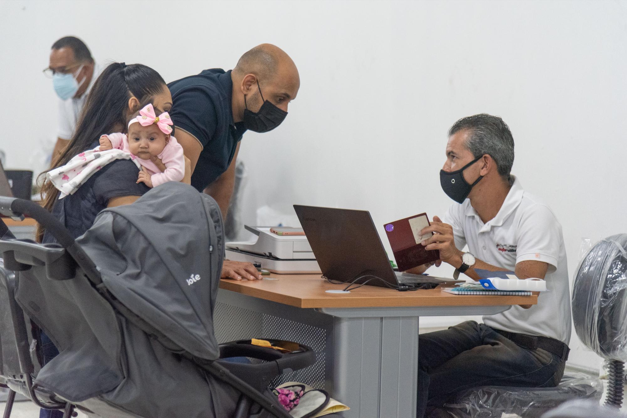Equipados con computadoras, escáneres y conexión a internet, los voluntarios de las organizaciones sociales venezolanas que funcionan en el país ayudan a sus paisanos a registrarse en el sistema diseñado por la Dirección General de Migración (Foto: Pedro Bazil)