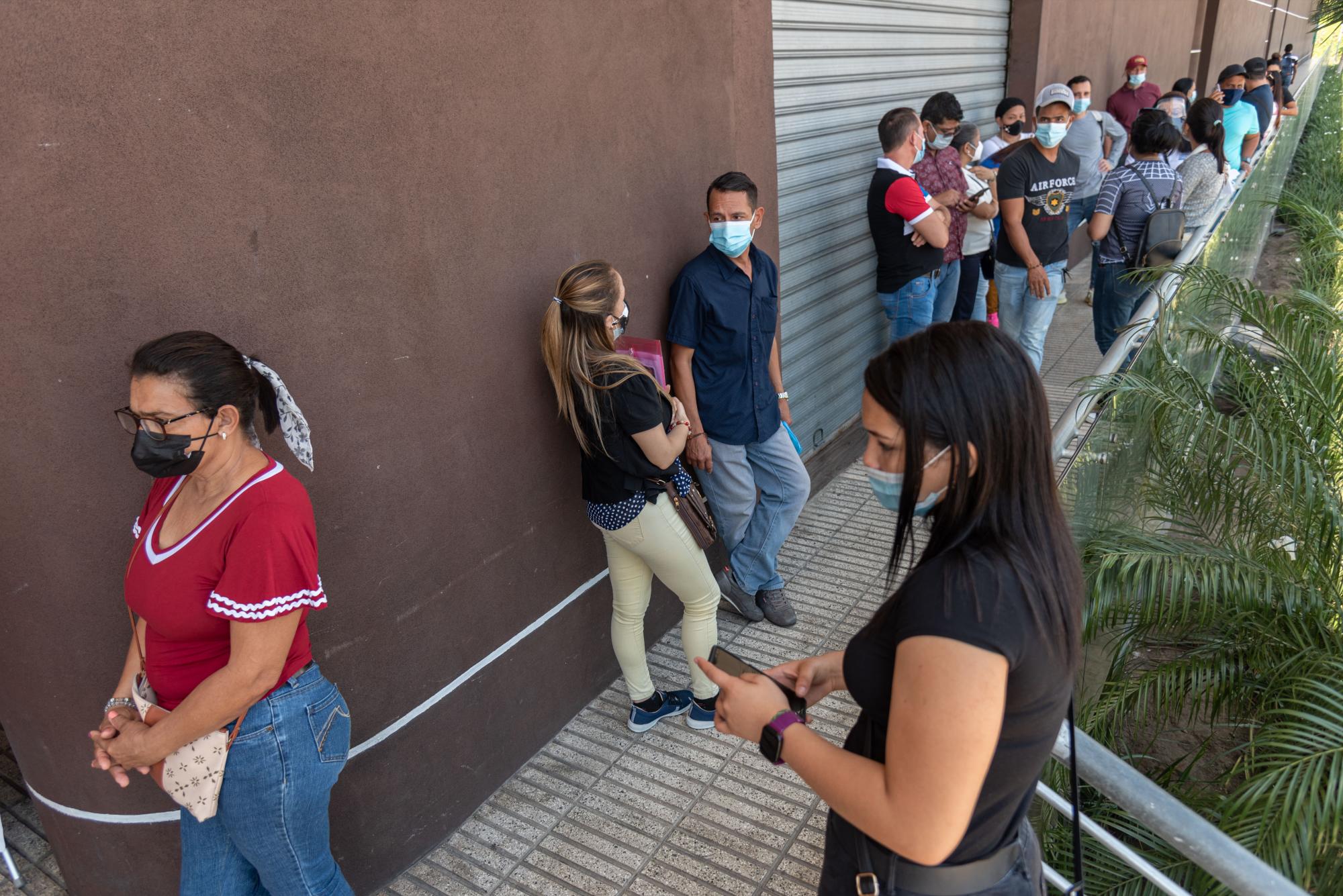 Una larga fila de venezolanos aguarda por su turno para ser atendido por los colaboradores de la ventanilla de información gratuita instalada en la plaza Sambil (Foto: Pedro Bazil)