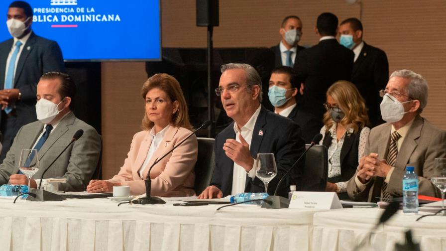 Abinader pone sobre la mesa del CES aspectos a modificar en la Constitución Abinader pone sobre la mesa del CES aspectos a modificar en la Constitución