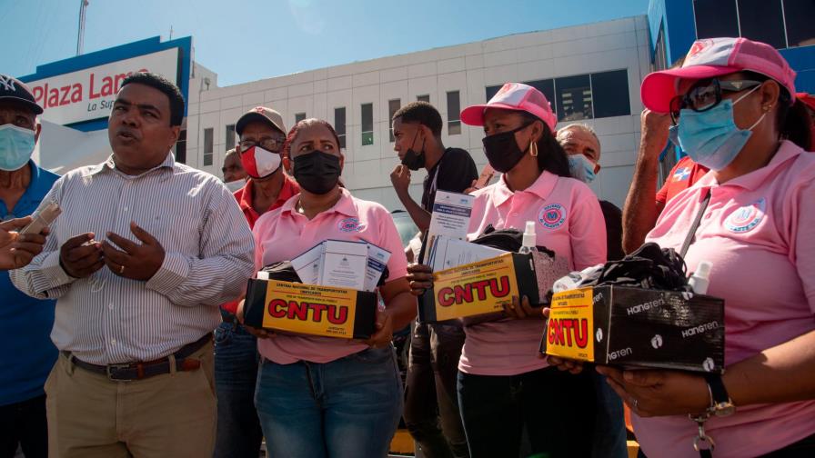 Organizaciones entregan mascarillas y alcohol a choferes para prevenir el coronavirus Organizaciones entregan mascarillas y alcohol a choferes para prevenir el coronavirus