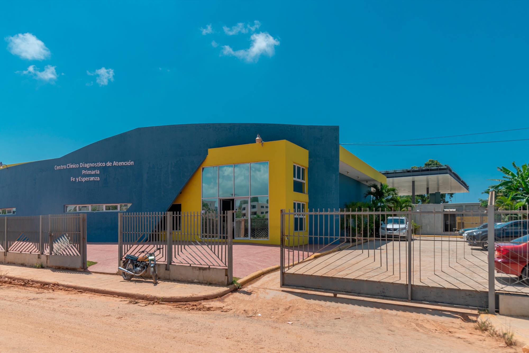 Detrás del centro de atención primaria Fe y Esperanza, ubicado en la avenida Hípica, se construye una bomba de gasolina. 