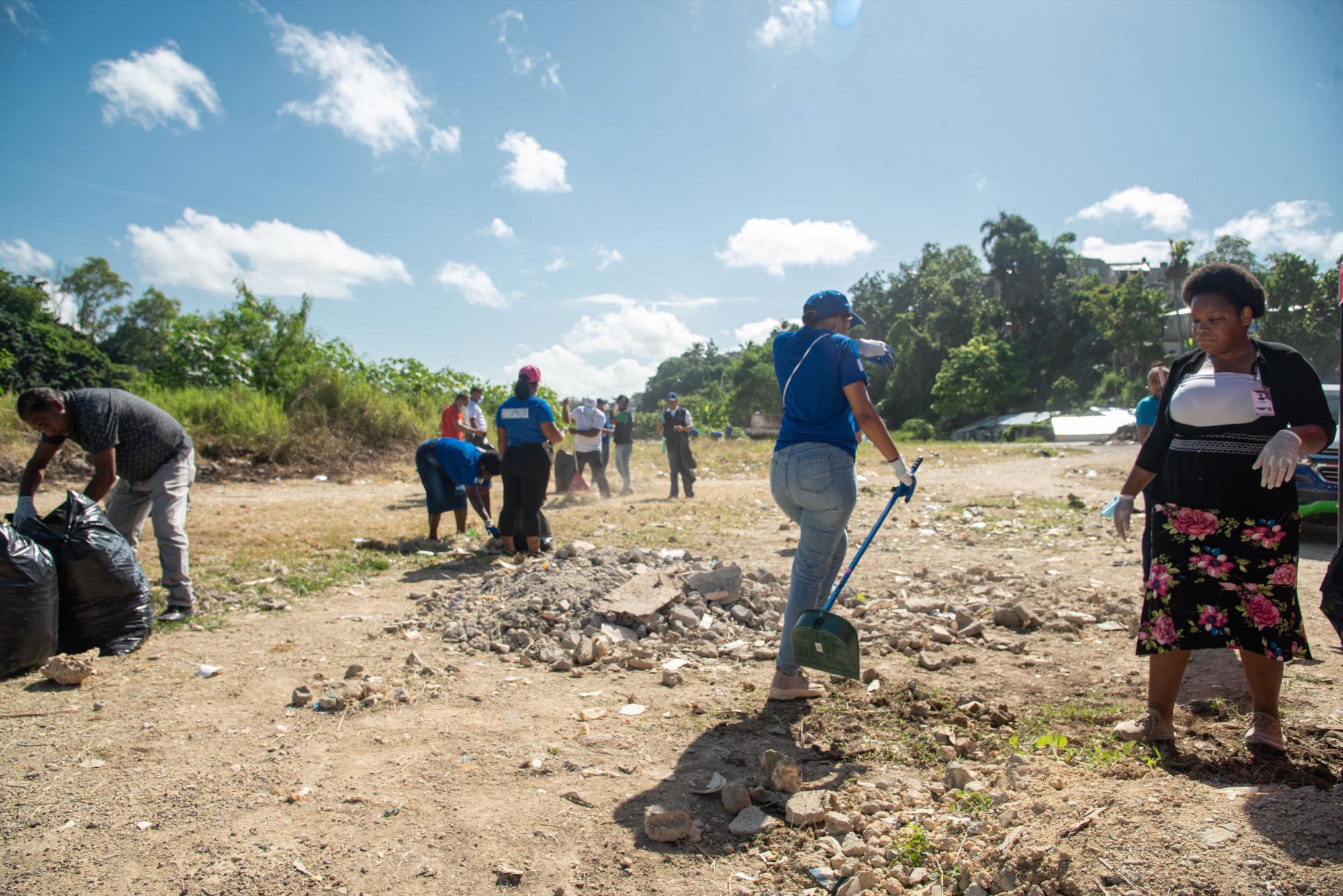 Este sábado organizaron un operativo de limpieza a orillas del río para recoger plástico, y orientar a los residentes en esa demarcación sobre la importancia de cuidar los recursos naturales. (Foto: Massiel Beco / Diario Libre)