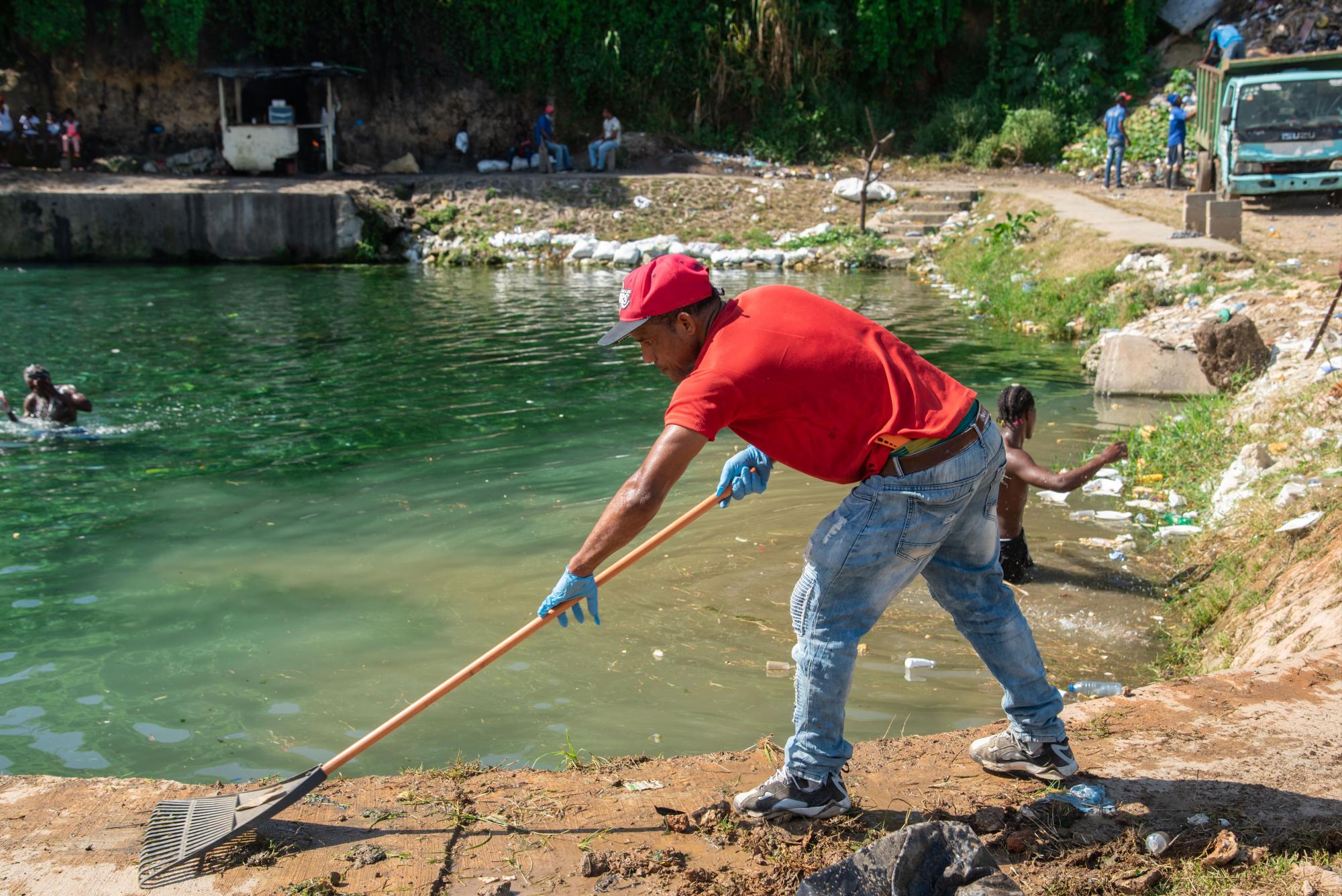 Comunitarios recogen desechos en las cercanías del río Isabela