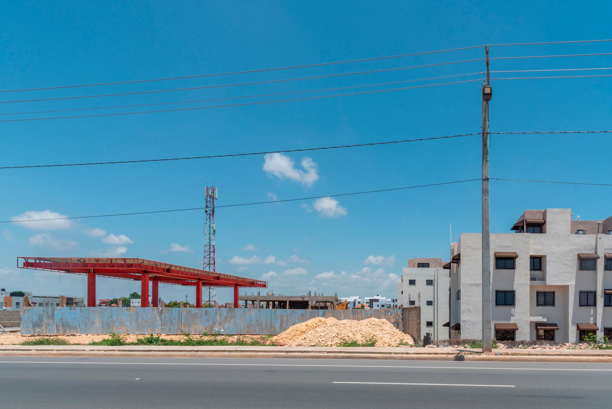 Una estación de gasolina se levanta al lado del residencial Brisas del Caribe, en Santo Domingo Este. 