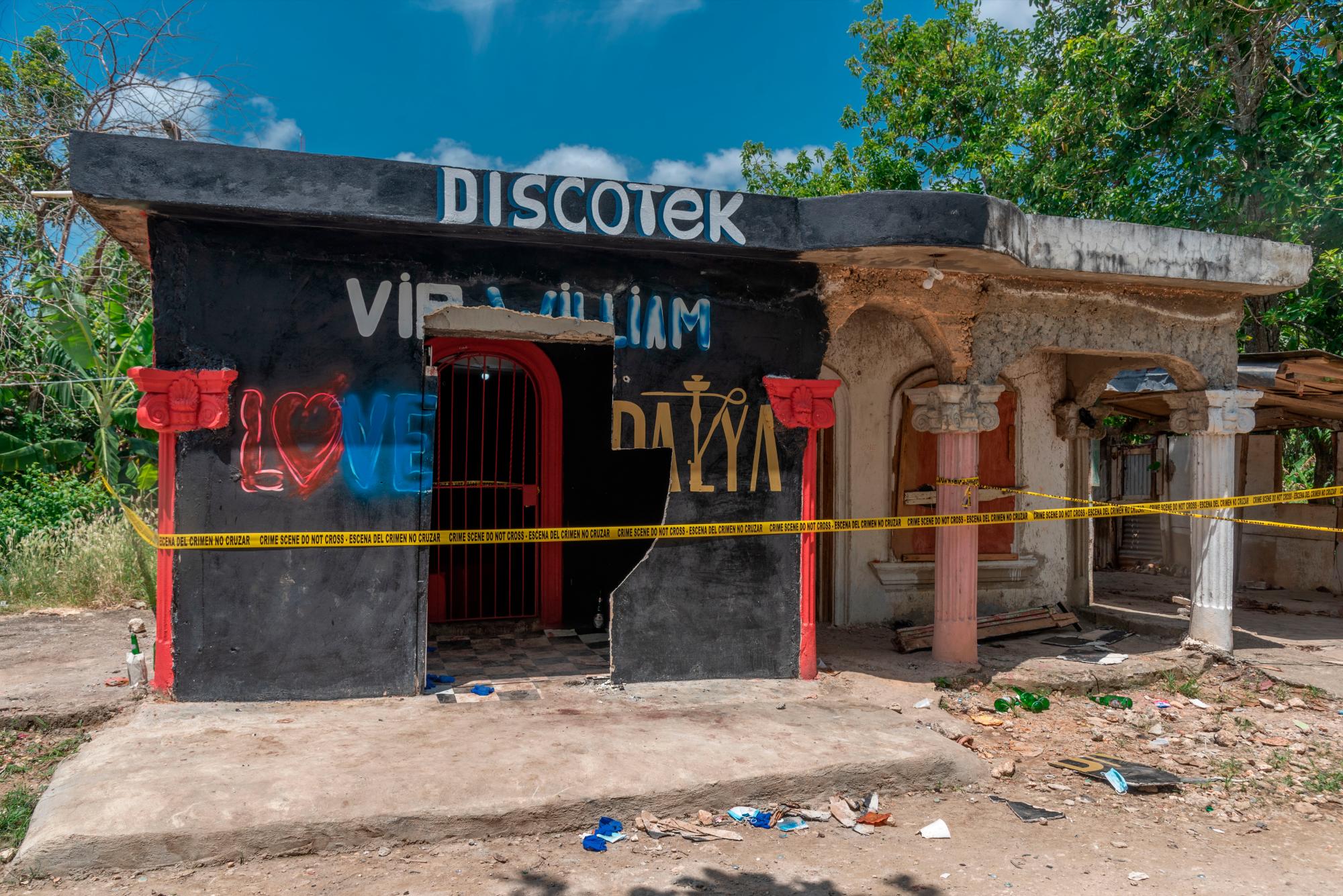 Fachada del bar donde cuatro personas resultaron muertas la madrugada de este lunes en Villa Riva.