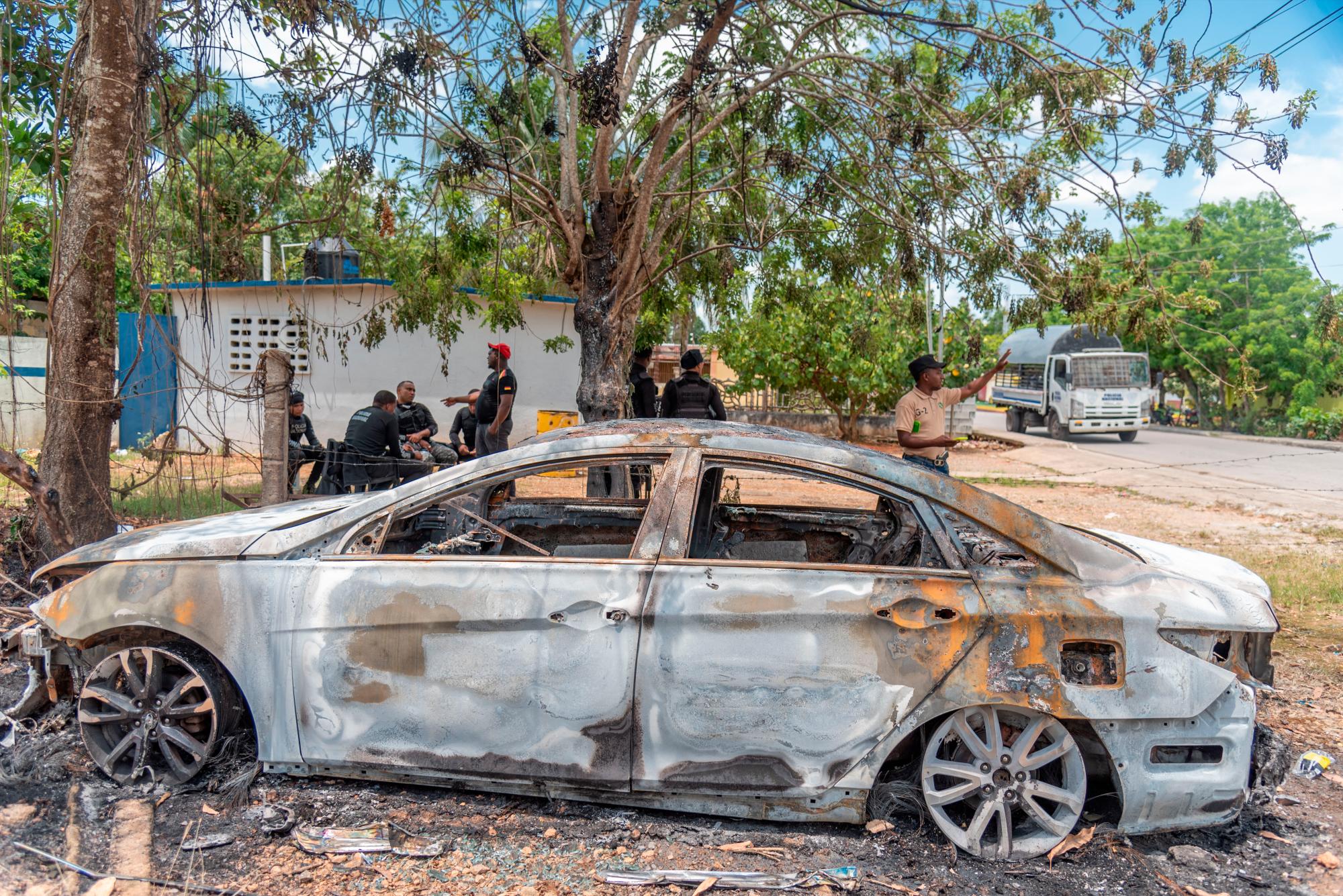 Los lugareños quemaron un automóvil frente al destacamento del distrito municipal Guaraguao.