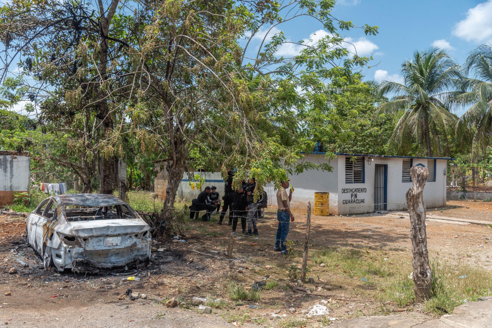 Un vehículo fue incendiado por un grupo de personas que llegaron al destacamento de la Policía Nacional de Guaraguao. (Foto: Pedro Bazil)
