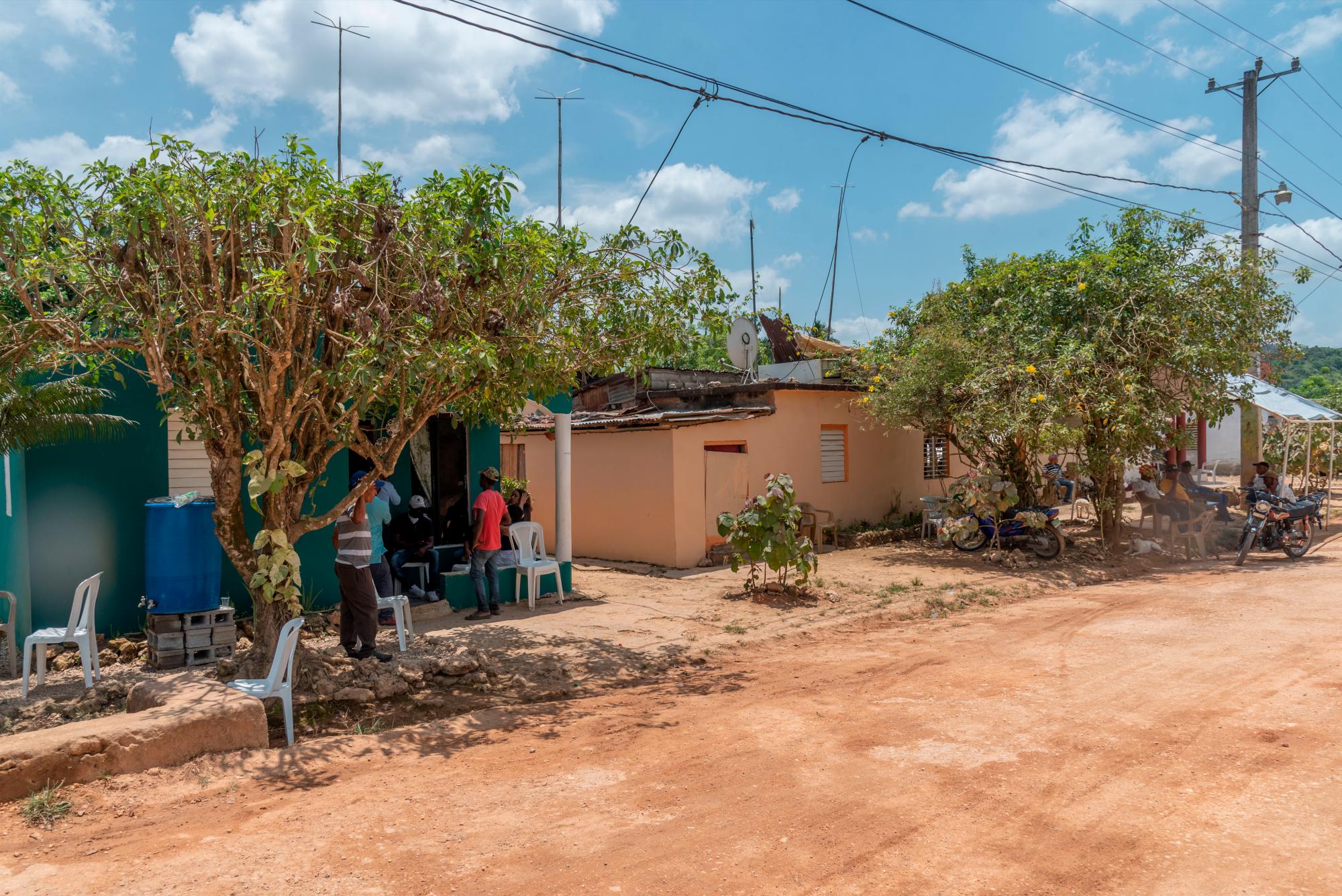 Las casas de las víctimas están en la misma calle, donde sus familiares organizaban sus velatorios este lunes.