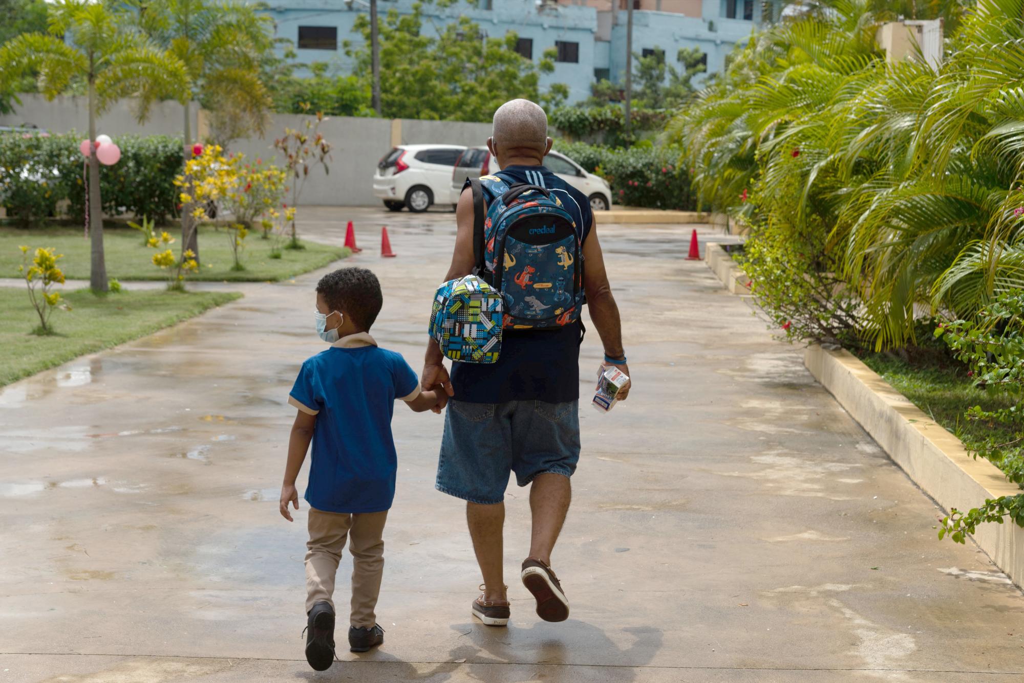 Un padre acompaña a su hijo a su primer día de clases tras más de un año sin asistir a su colegio a causa de la pandemia del COVID-19 (Foto: Pedro Bazil)