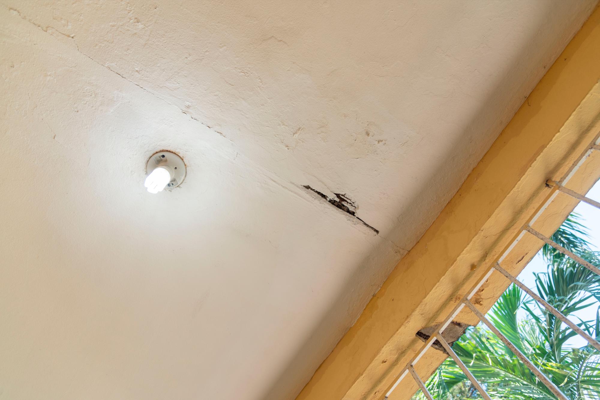 Algunas gritas fueron tapadas con pintura, según el religioso.