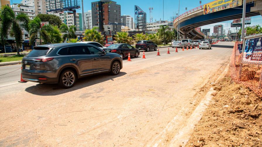 CAASD corrige fuga de agua en la 27 de Febrero y tramo que colapsó en la Pasteur