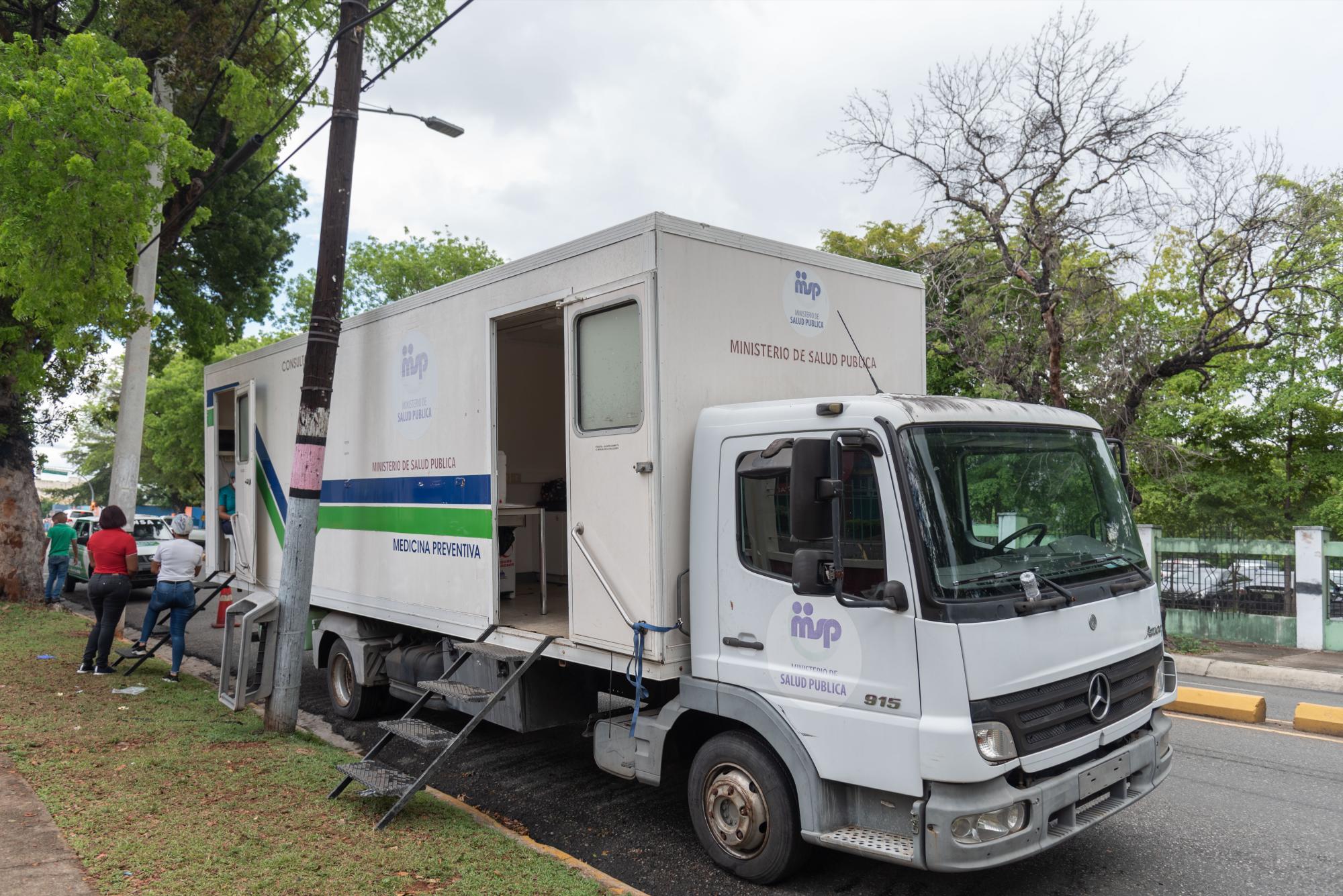 Una unidad móvil de Salud Pública se instaló de manera permanente frente a la sede del Partido Reformista Social Cristiano en Santo Domingo. (Foto: Pedro Bazil)