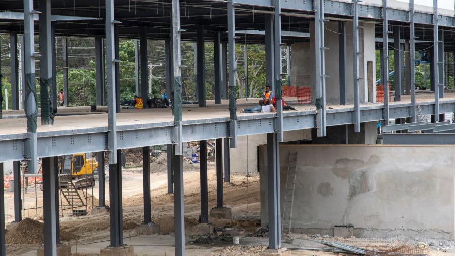 Siguen campantes y sonantes los trabajos en la terminal del Este pese a sentencia Siguen campantes y sonantes los trabajos en la terminal del Este pese a sentencia