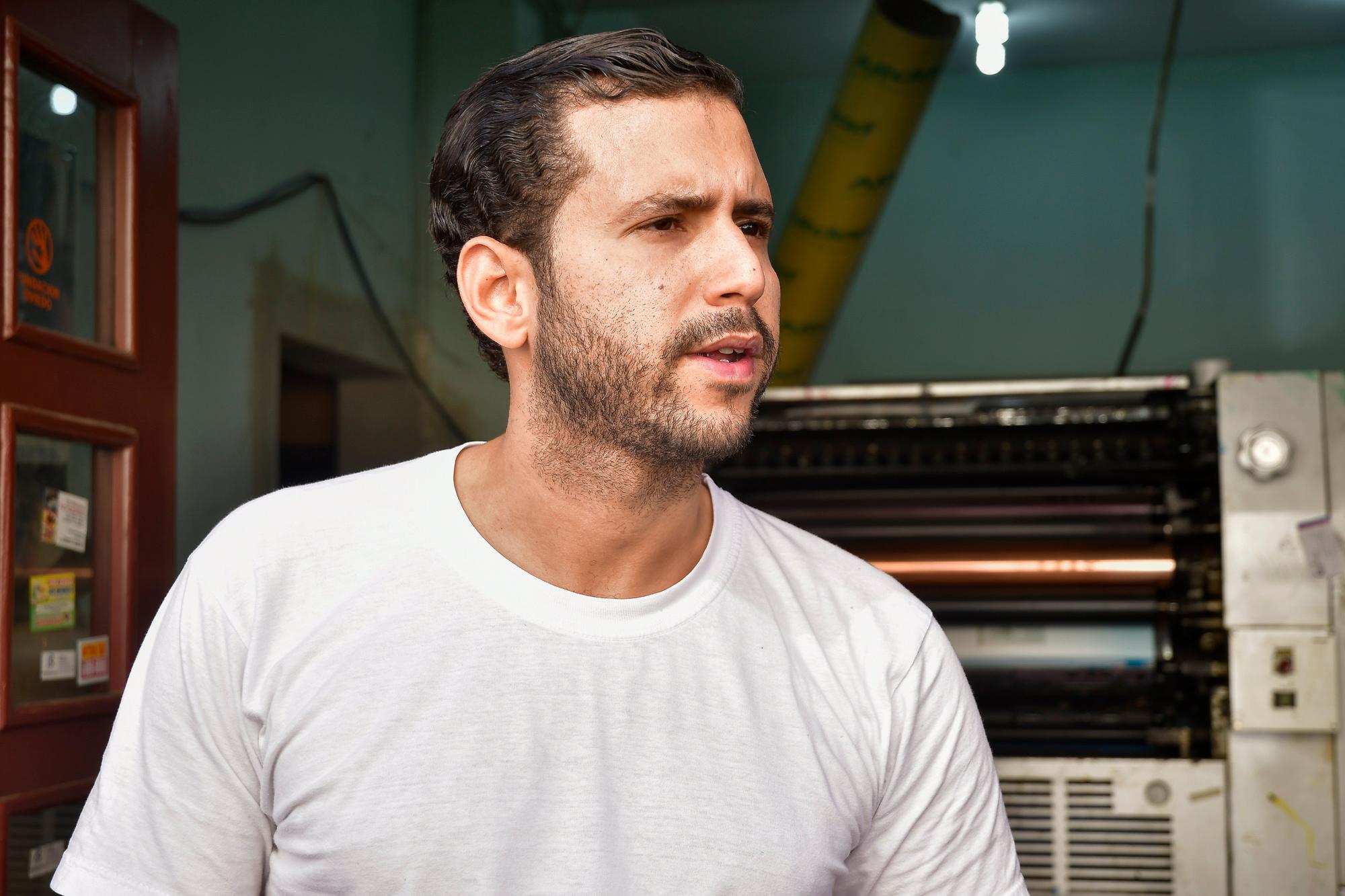 Leonel Ruiz, labora en una imprenta. 