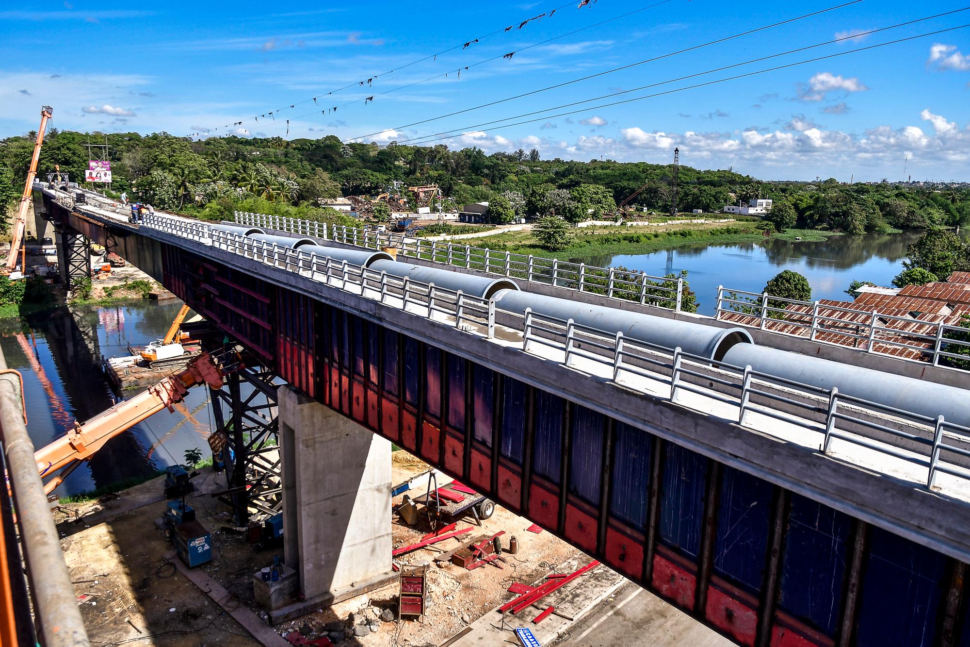 El puente es paralelo al Jacinto B. Peynado y al que sirve para el desplazamiento del metro de Santo Domingo.