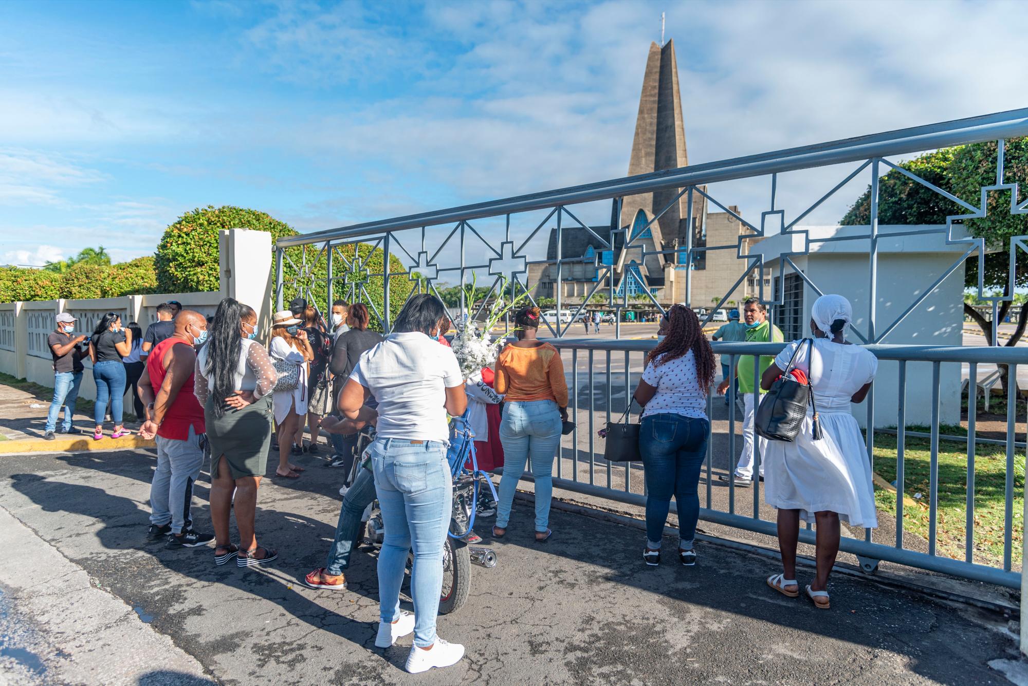 Feligreses intentan entrar a la basílica a cumplir promesas.