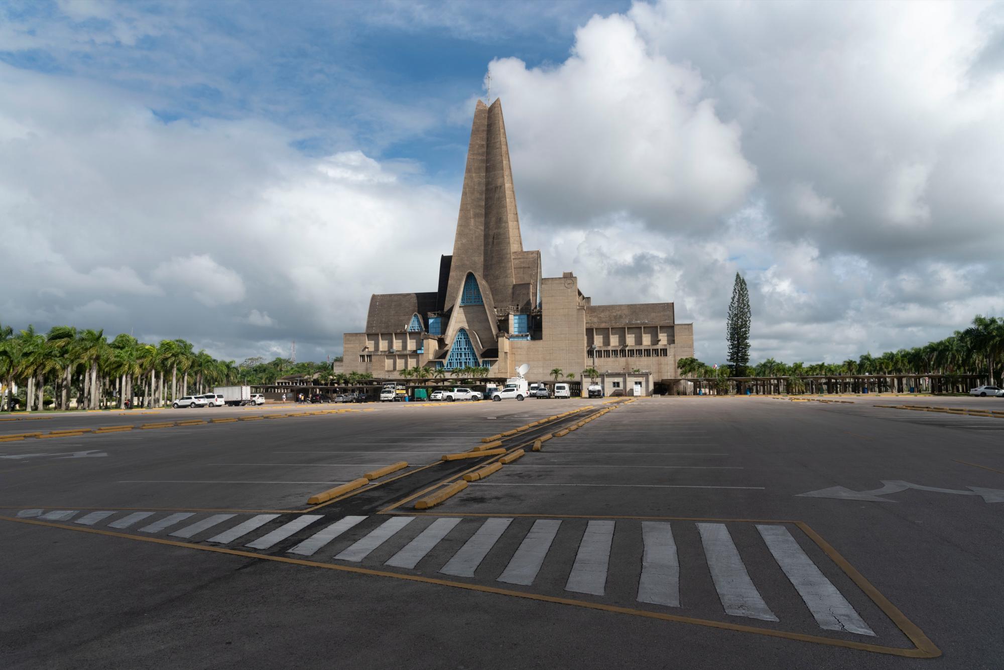 La explanada frontal con ausencia total de feligreses.