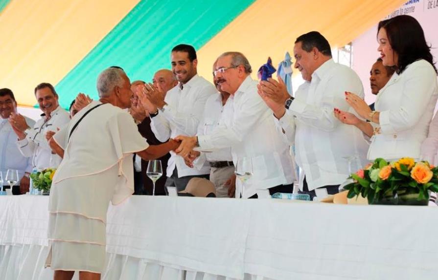 Presidente Medina entrega 1,478 títulos definitivos en Azua