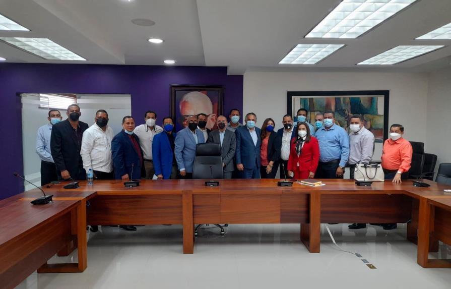 Danilo Medina se reúne con dirigentes del PLD en Valverde y Santiago Rodríguez 