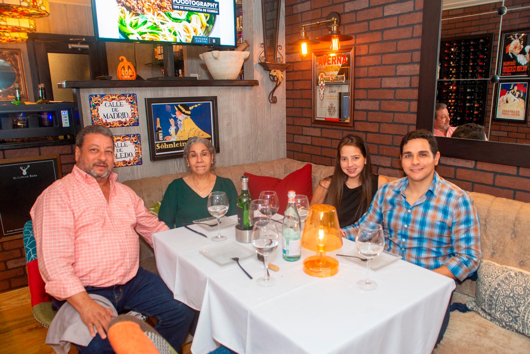 Hernani Salazar, Eglys De Salazar, Laura florentino y Hernani Salazar.