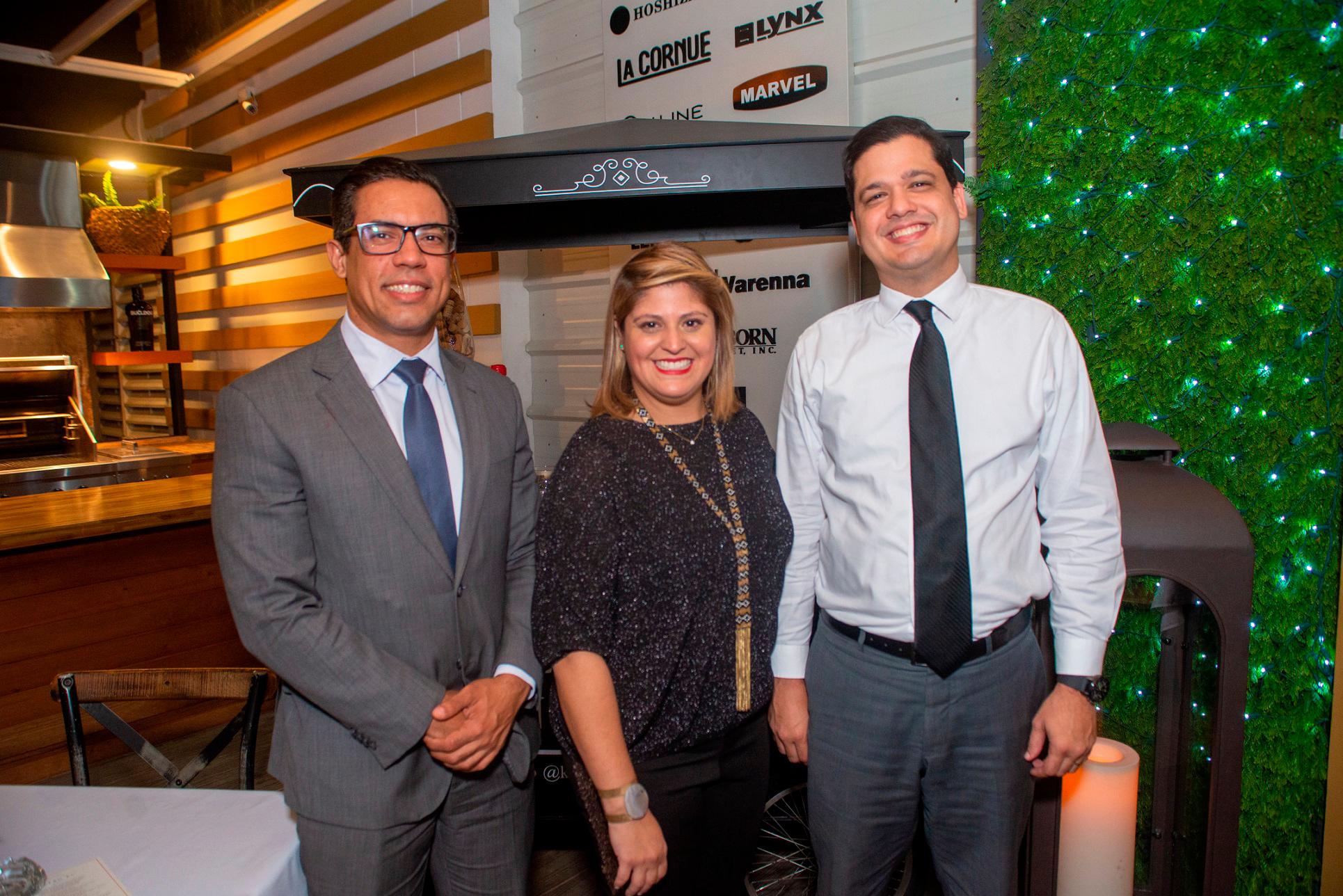 Alan Espinal, Marcelle Álvarez y Raymond Arias.