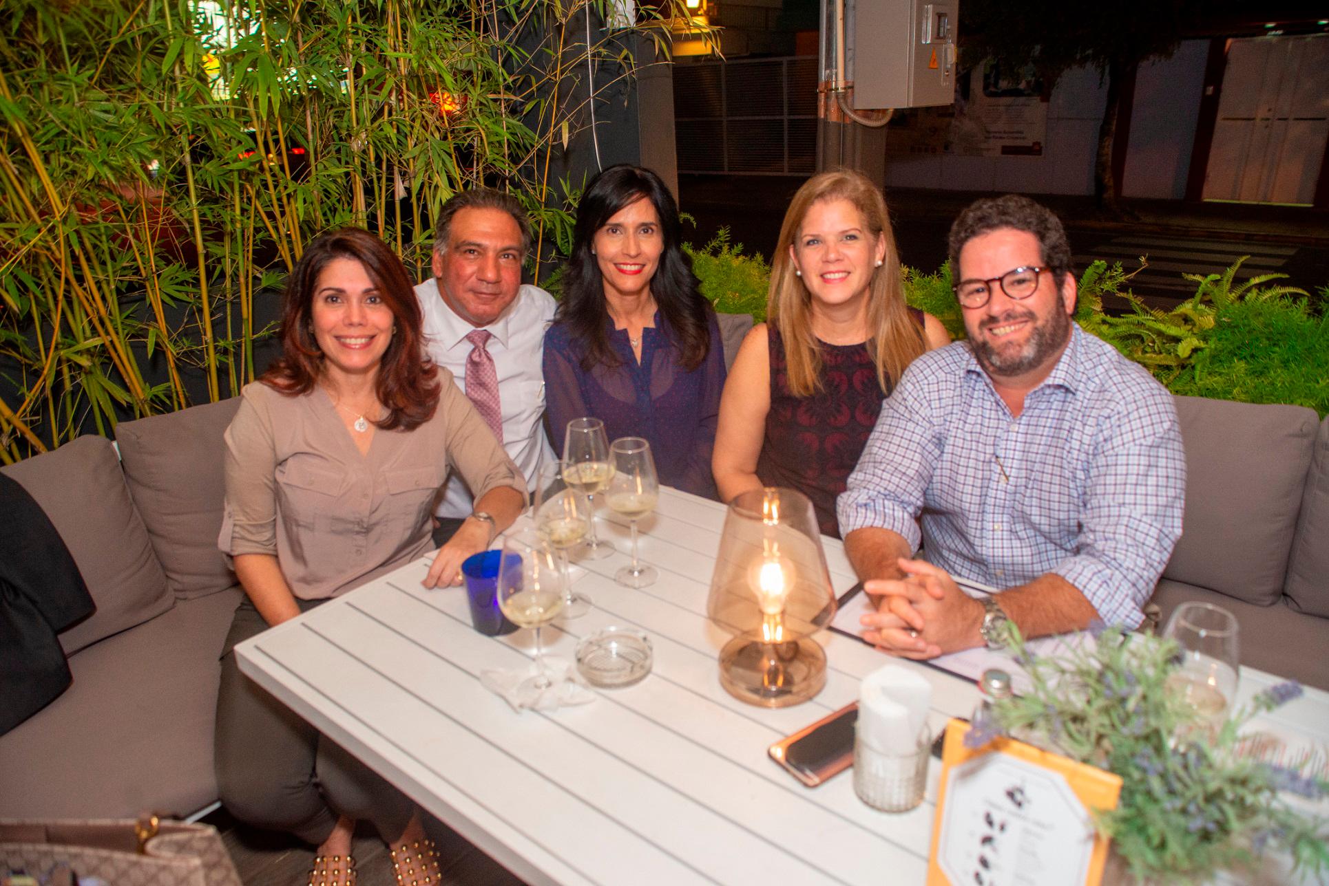 Esperanza Santelises de Sebelén, Tomás Hernández, Patricia Ramos, Ana Pizano y Alejandro Torres.