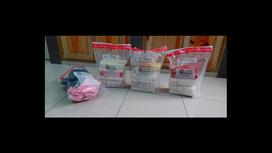 Apresan dos e incautan 18 paquetes de sustancia se presume sea cocaína en Santo Domingo Este
