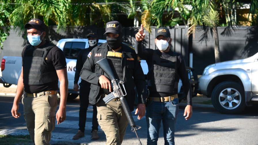 Identifican a los agentes de la DNCD que tirotearon a una familia en La Romana