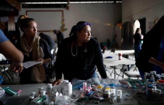 Médicos voluntarios atienden a migrantes en la frontera